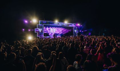 Scena na Vibe festivalu i veliki broj slu[alaca.