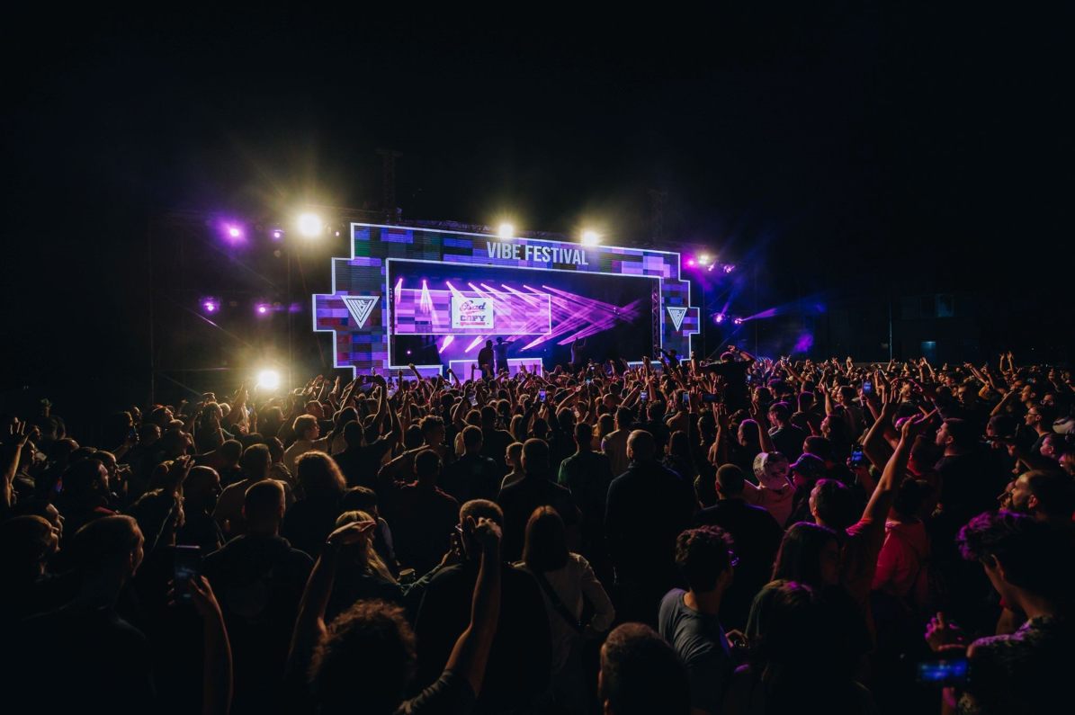 Scena na Vibe festivalu i veliki broj slu[alaca.