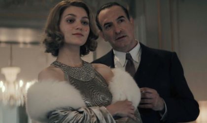 Scena iz filma Zraci i senke, glumci u ve;ernjim toaletama.