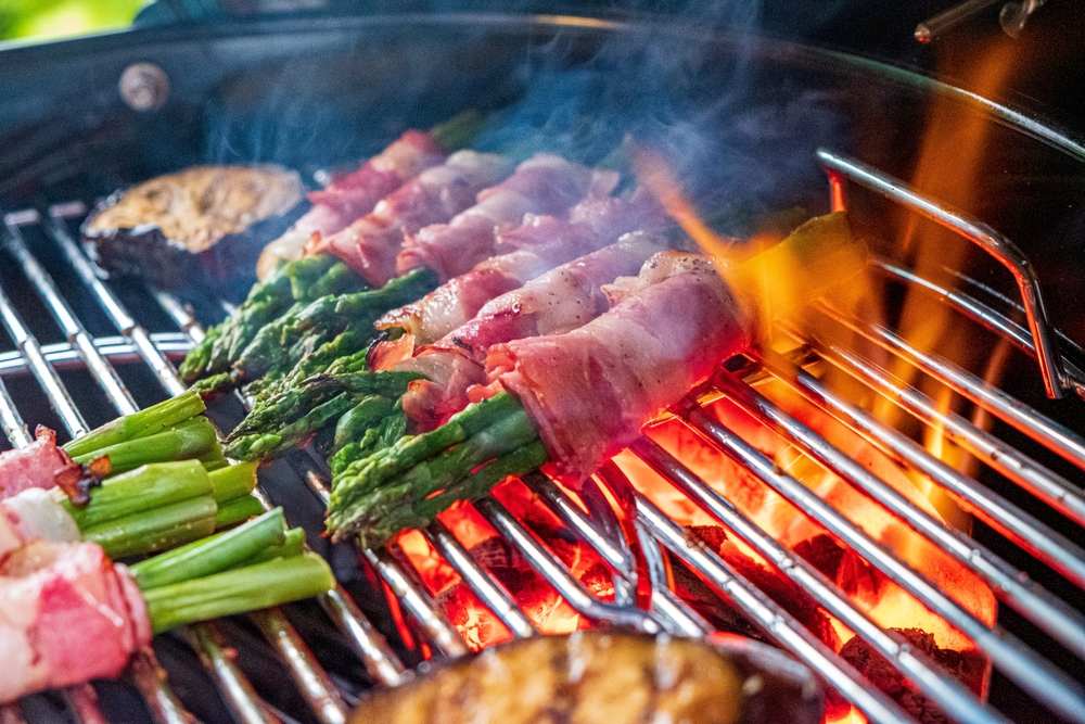 Asparagus umotan u režanj slanine na roštilju.