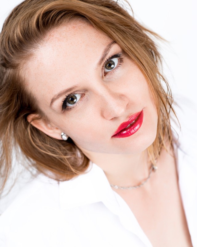Žena ima bob frizuru. Upotrebila je gel za wet look.