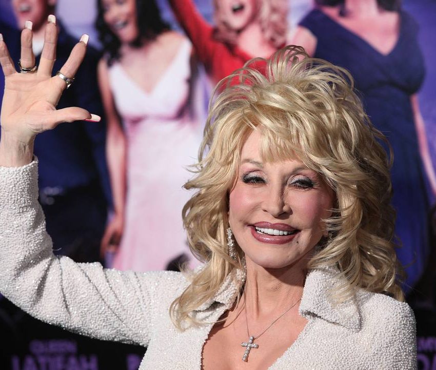 Doli Parton u belom kostimu, pozdrav.
