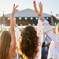 Devojke uživaju na muzičkom festivalu.