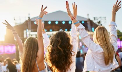 Devojke uživaju na muzičkom festivalu.