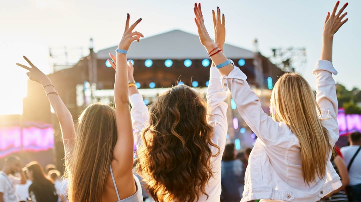 Devojke uživaju na muzičkom festivalu.