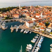 Izola snimak gradića i luke iz vazduha.