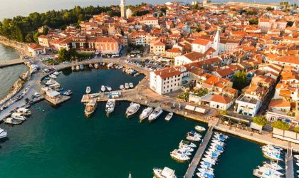 Izola snimak gradića i luke iz vazduha.