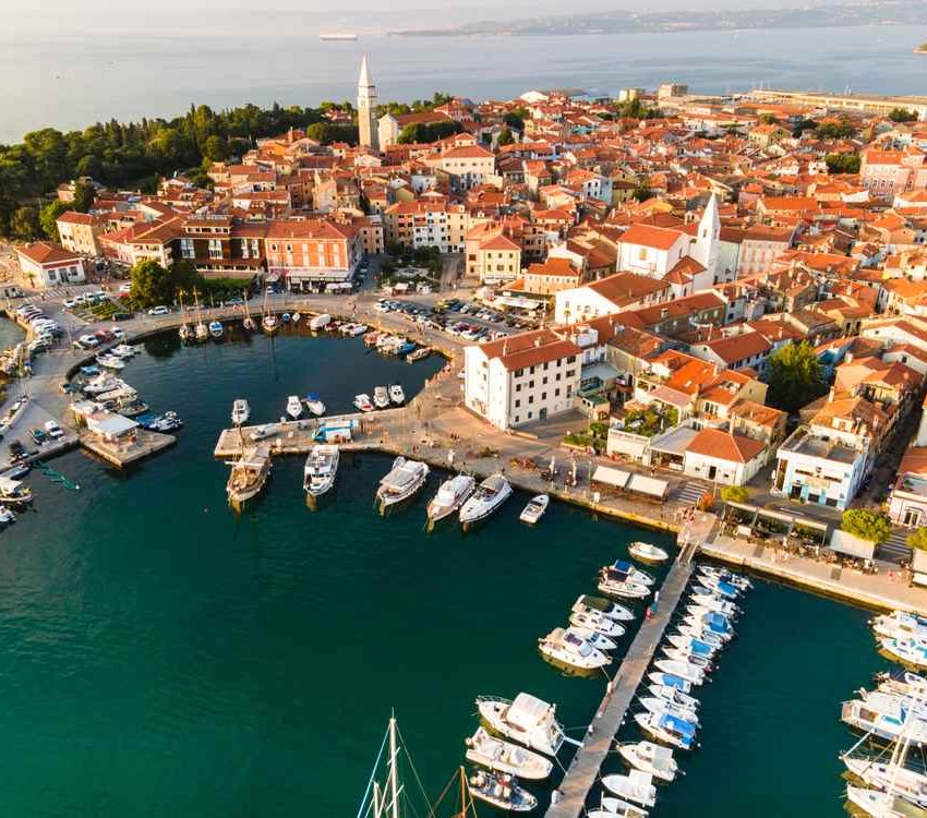 Izola snimak gradića i luke iz vazduha.