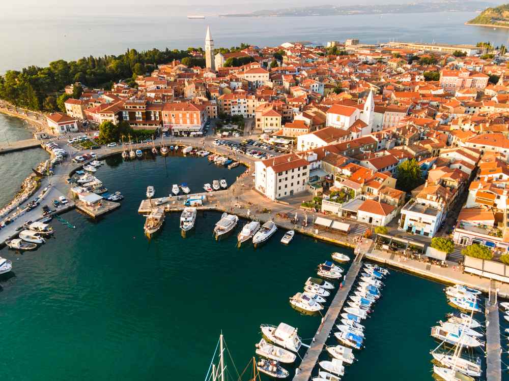 Izola snimak gradića i luke iz vazduha.