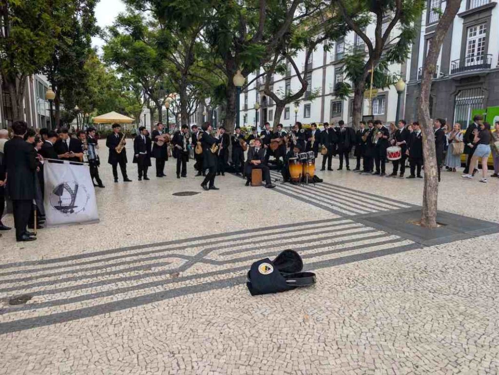 Madeira, glavni grad, ulica i koncert na platou.