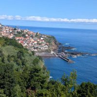 Panoramski pogled na predele i gradić Madeire.