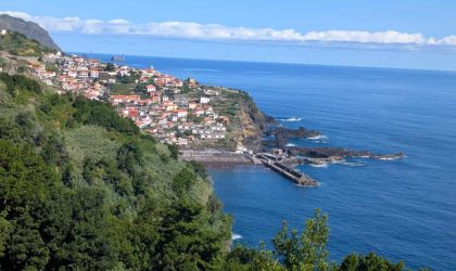 Panoramski pogled na predele i gradić Madeire.