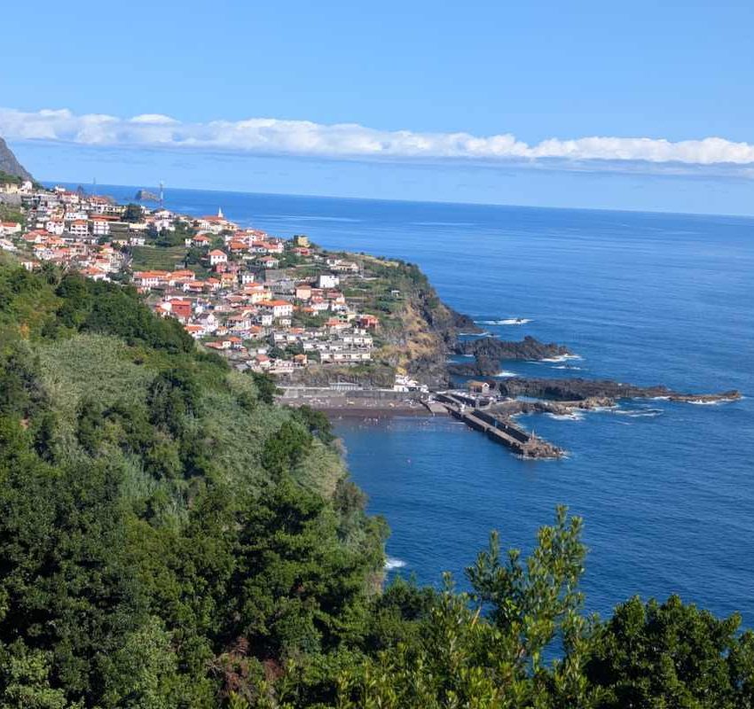 Panoramski pogled na predele i gradić Madeire.