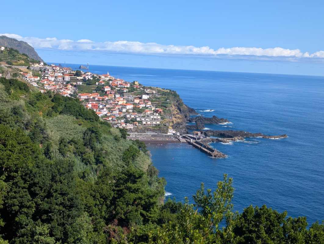 Panoramski pogled na predele i gradić Madeire.