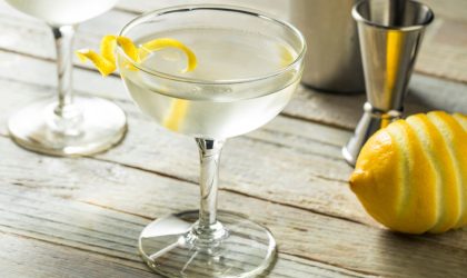 Martini Vesper koktel u ;a[i, pored je limun sa koga je olju[ten deo kore za ukrašavanje.