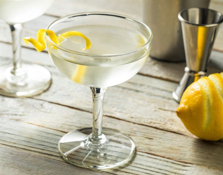 Martini Vesper koktel u ;a[i, pored je limun sa koga je olju[ten deo kore za ukrašavanje.
