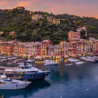 Portofino na obali Italije u sumrak.