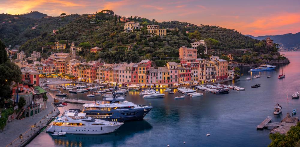 Portofino na obali Italije u sumrak.
