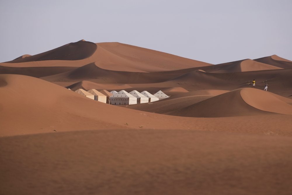 Sahara-Maroko, peščani dine i jedva vidljivi beli šatori.