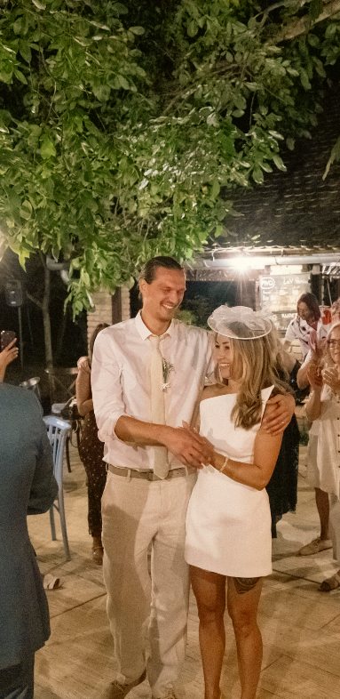 Mlada i mladoženja na salašu.