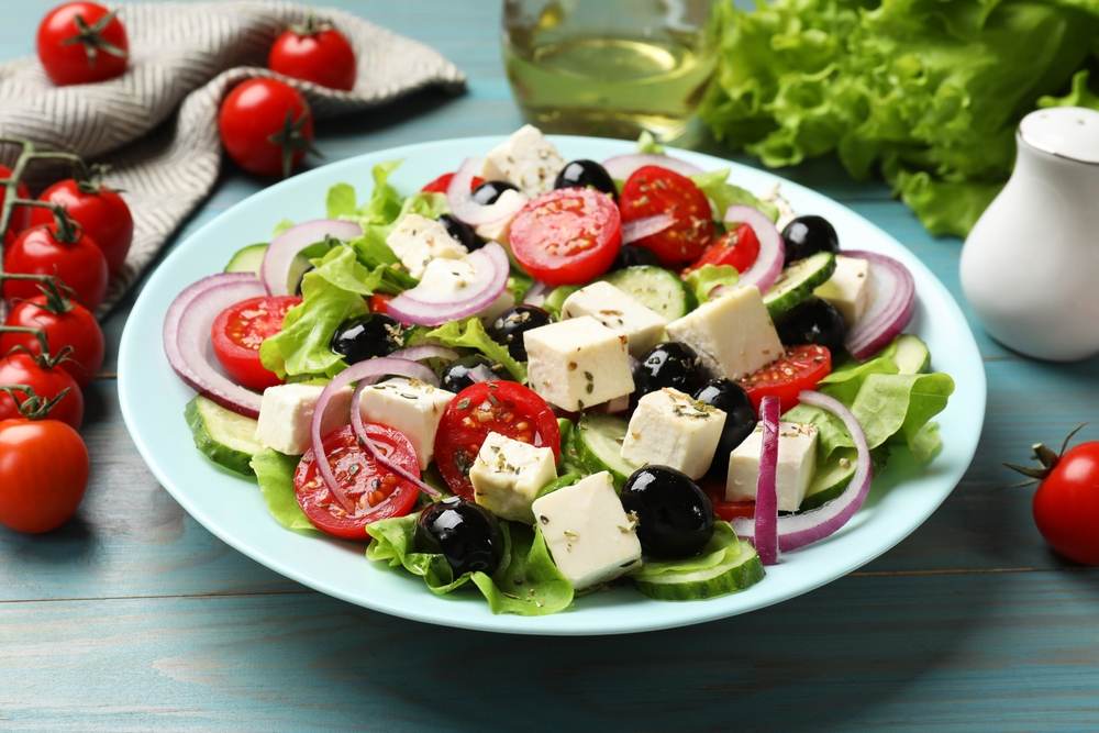 Grčka salata u tanjiru.