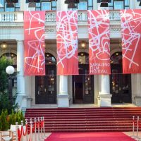 Zgrada u kojoj se održava Sarajevo Film Festival. Na zgradi vise zastave na kojima piše naziv festivala.