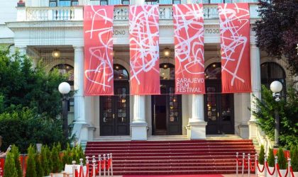 Zgrada u kojoj se održava Sarajevo Film Festival. Na zgradi vise zastave na kojima piše naziv festivala.