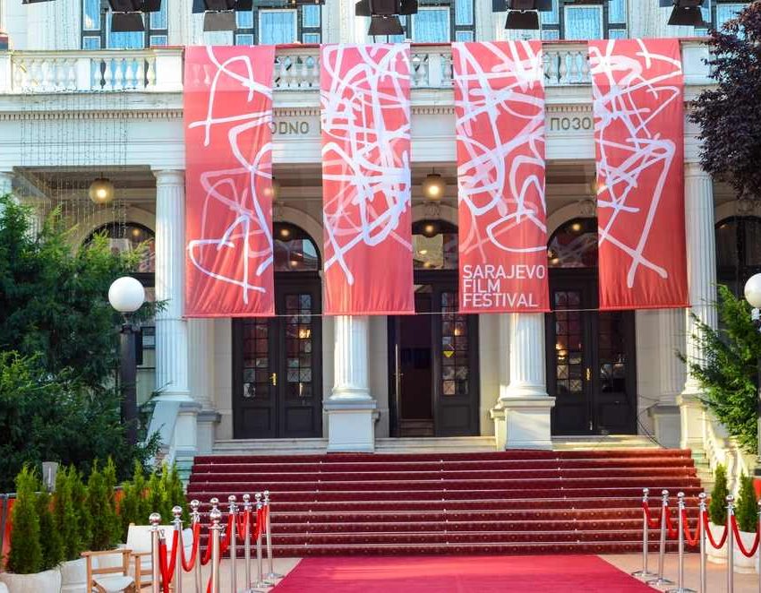 Zgrada u kojoj se održava Sarajevo Film Festival. Na zgradi vise zastave na kojima piše naziv festivala.