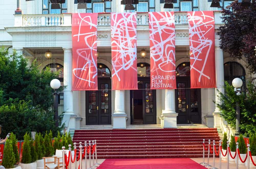 Zgrada u kojoj se održava Sarajevo Film Festival. Na zgradi vise zastave na kojima piše naziv festivala.