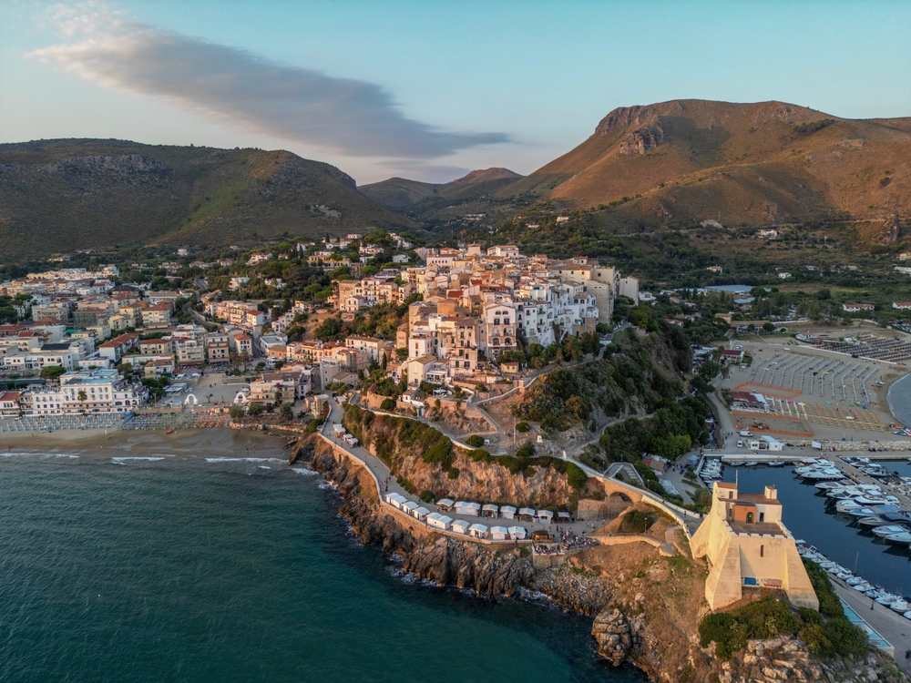 Sperlogi u Italiji, beli gradić na steni iznad mora, u podnožju su plaže.