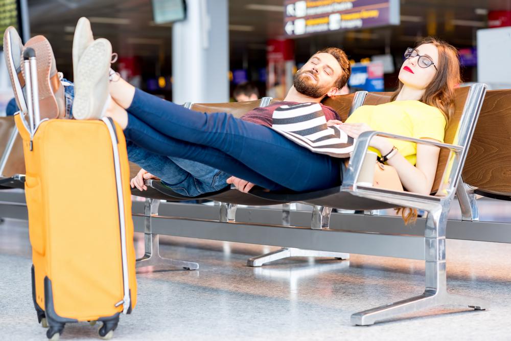 Putnici koji dermaju na aerodromu.