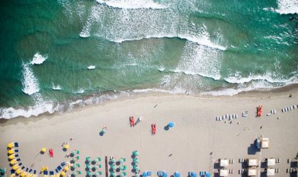 Plaža, duga peščana u Forte dei mari, pogled iz vazduha.