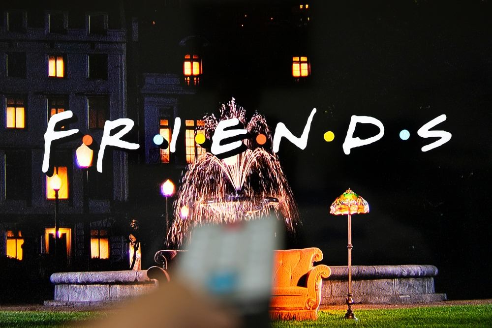 Na ekranu se vidi natpis FRIENDS.