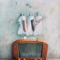 skoljke, stari radio, figure koje lebde. Izlozba naucna fantastika.