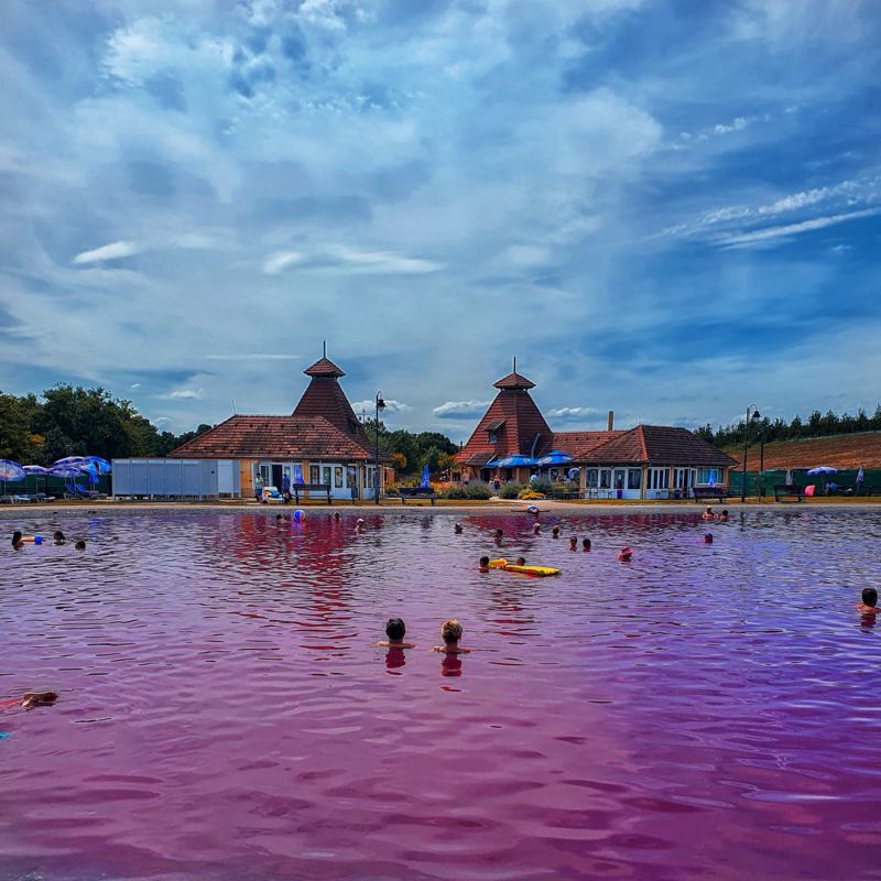 Roze jezero i kupači.
