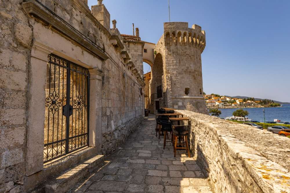 Kula i zidine starog grada Korčula.