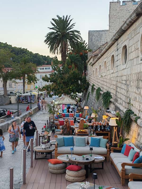 Izvan zidina grada Korčula, kafei na rivi.