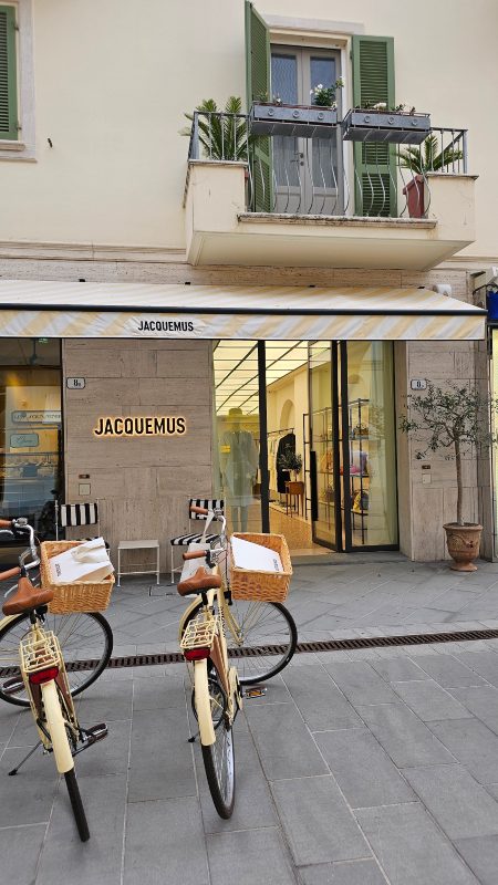 Parkirani bicikli ispred butika u toskanskom primorskom gradiću..