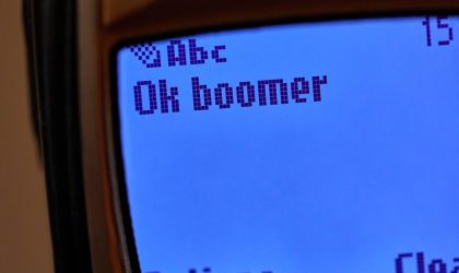 SMS poruka na ekranu starijeg modela mobilnog telefona.