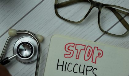 Naočare, stetoskop, naapisano stop štucanju.