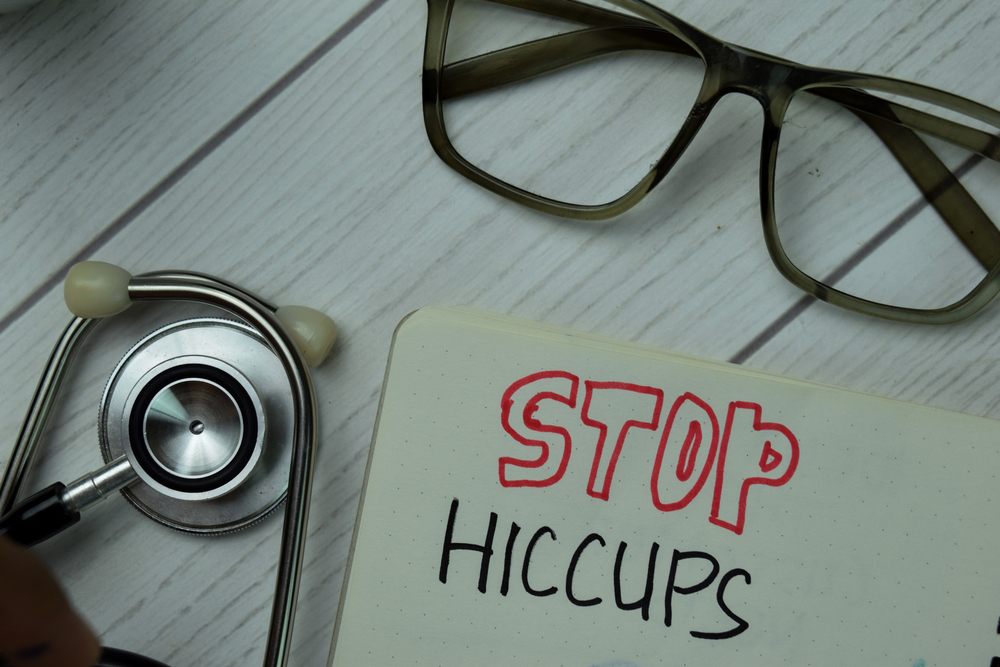 Naočare, stetoskop, naapisano stop štucanju.