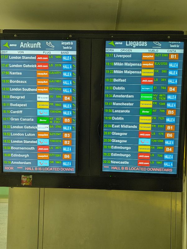 Oglasna tabla na aerodromu na kojoj je izlistan let za Beograd.