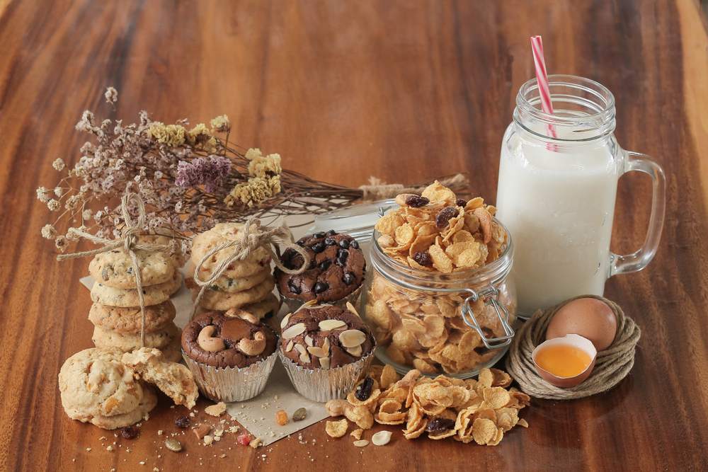 Braunis, corn flakes, mleko, jaja, keksi.