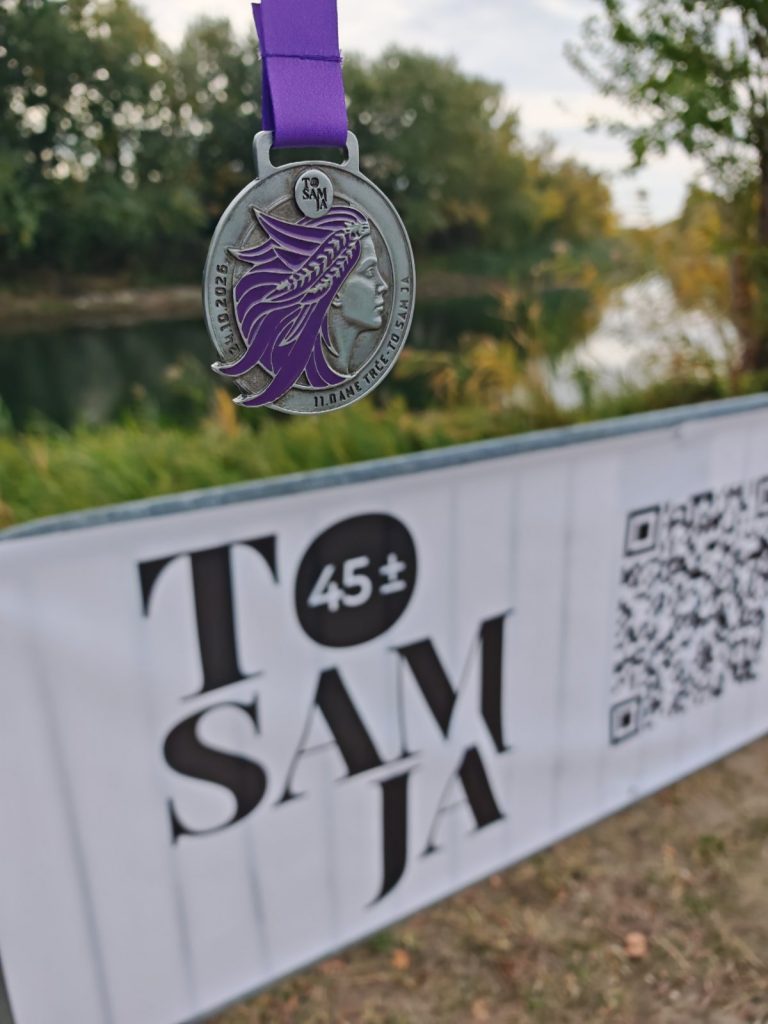 Medalja koja je dodeljivana učesnicama i baneri sa strane sa logom portala.