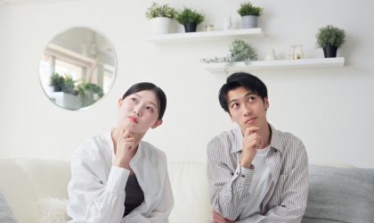 Japanci, momak i devojka komuniciraju i u trenutku oboje gledaju sa strane i razmišljaju verovatno o tome što su pričali-refleksija.