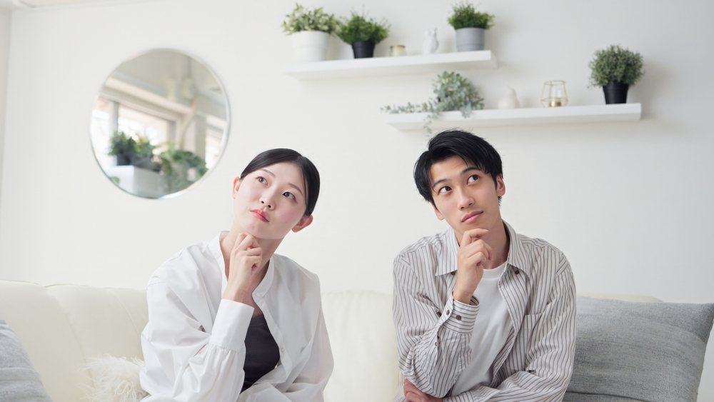 Japanci, momak i devojka komuniciraju i u trenutku oboje gledaju sa strane i razmišljaju verovatno o tome što su pričali-refleksija.