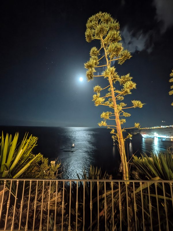 La Gomera, noću, pogled na more i pun mesec u daljini.