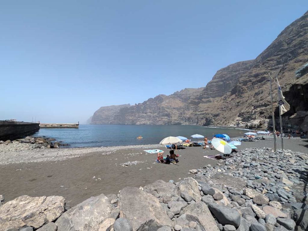 Plaža Los Gigantes. Sivi pesak i litice koje se spuštaju ka okeanu.