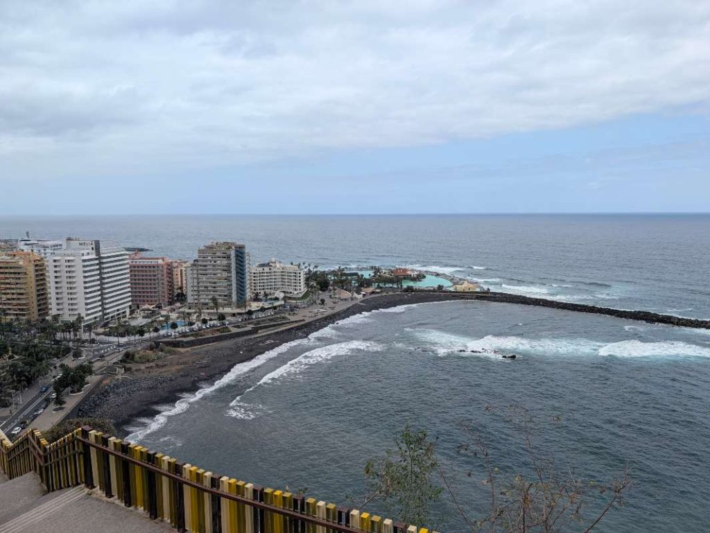 Puerto de la Cruz pogled na grad i luku i plažu.