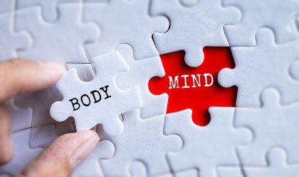 Beli puzzle delovi, na jednom od njih piše body, a na mestu gde taj deo fali piše mind.